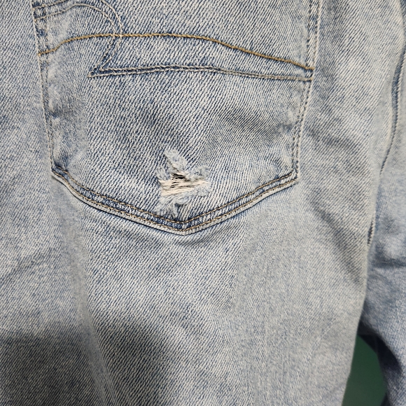 American Eagle Stretch Women's Light Wash Faded Distressed Jeans. Short. Size 20 - Picture 6 of 9